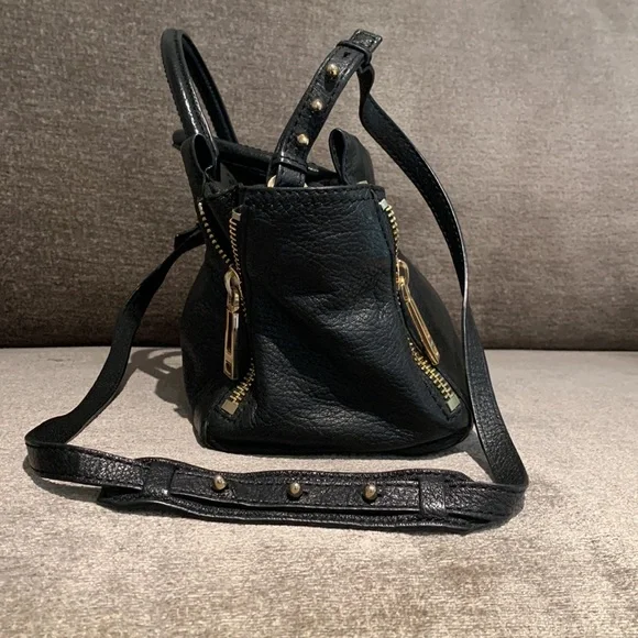 BOTKIER Black leather crossbody bag w / gold zippers and hardware - Picture 6 of 6
